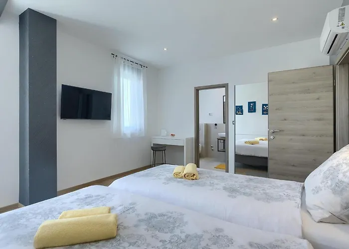 Posidonia 펜션 풀라